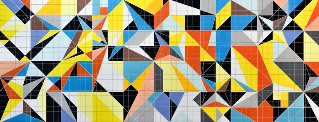 Foto zeigt eine Objektinstallation von Sarah Morris bestehend aus über 2000 handbemalten Wandfliesen.