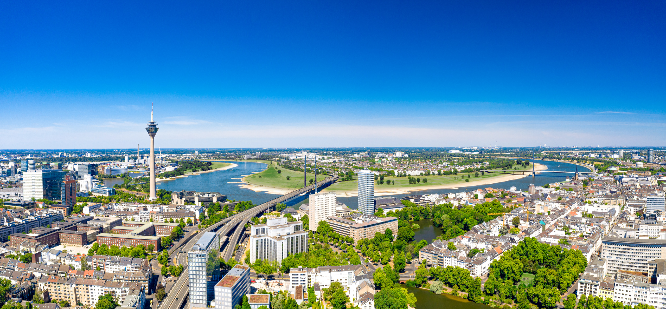 Blick aus der Vogelperspektive auf Düsseldorf mit dem Rheinturm und Rhein sowie der Innenstadt