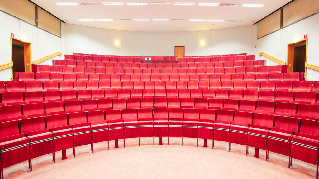 Abbildung des Hörsaals 13 der MNR-Klinik in Düsseldorf